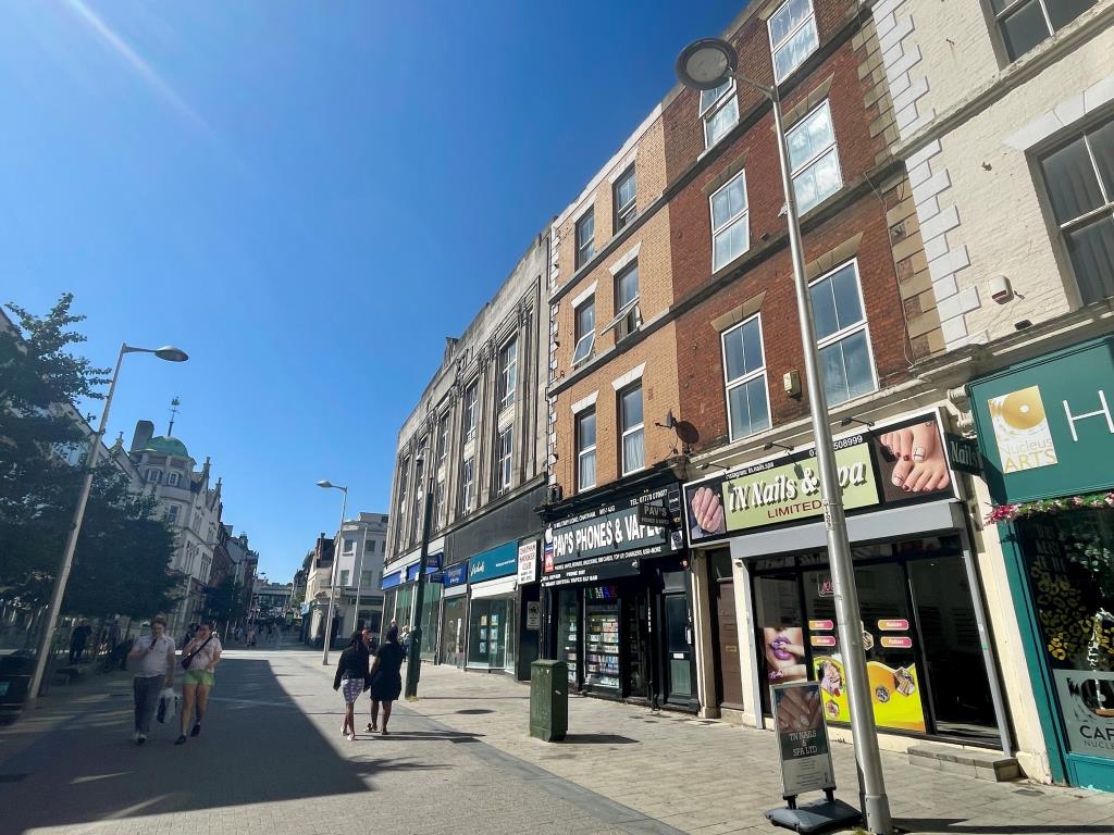 Lot: 136 - MIXED USE INVESTMENT IN TOWN CENTRE - View of High Street